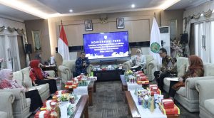 Konferensi Pers Pj Gubernur Kaltim soal persentase PKB dan BBNKB di Ruang VVIP Rumah Jabatan Gubernur Kaltim, Kamis 2 Januari 2025. (dok: Pemprov Kaltim)