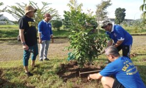 Ikatan Keluarga Alumni (IKA) Universitas Islam Indonesia (UII) Provinsi Kalimantan Timur (Kaltim) melakukan program Bumi Lestari dengan aksi pemupukan dan pemeliharaan pohon di Komplek Stadion Utama Palaran, Minggu 5 Januari 2025. (Dok: Pemprov Kaltim)