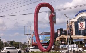 Tugu Pesut Mahakam di Simpang Lembuswana, Kota Samarinda. Tugu ini dinilai tidak sesuai ekspektasi dan ramai diperbincangkan di Sosmed karena menelan anggaran Rp1,1 miliar. (Dok: galang/katakaltim.com)