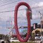 Tugu Pesut Mahakam di Simpang Lembuswana, Kota Samarinda. Tugu ini dinilai tidak sesuai ekspektasi dan ramai diperbincangkan di Sosmed karena menelan anggaran Rp1,1 miliar. (Dok: galang/katakaltim.com)