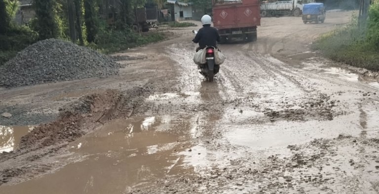 Jalan Trans Kaltim di Kubar, Kecamatan Bongan, terpantau berlubang dan rusak parah. (dok: hadi/katakaltim.com)