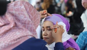 Potret ibu-ibu saat di-make up dalam ajang perlombaan make up memperingati HUT Provinsi Kaltim yang ke-68 (dok: Pemprov Kaltim)