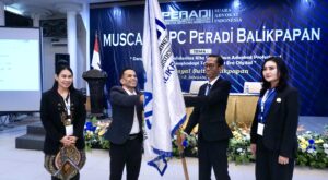 Agus Amri (kedua dari kanan) kembali terpilih sebagai Ketua Dewan Pimpinan Cabang (DPC) Perhimpunan Advokat Indonesia (Peradi) Balikpapan untuk periode tahun 2024-2028. Minggu 12 Januari 2025 (dok: hilman/katakaltim)