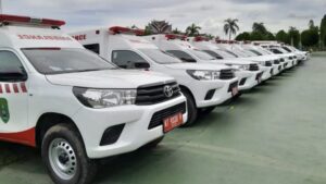 Pemkab Kutim menyerahkan 34 unit ambulans kepada sejumlah desa, organisasi keagamaan, pemuda, masjid, dan gereja di halaman Kantor Bupati, Komplek Pusat Perkantoran Pemkab Kutim di Bukit Pelangi, Sangatta Utara. (Dok: prokutim)