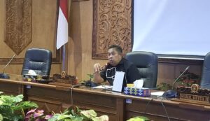 Ketua Komisi B DPRD Kutim, Muhammad Ali saat memimpin RDP terkait masalah kebun kemitraan Anggota Calon Petani Plasma (CPP) Koperasi Unit Daerah (KUD) Batu Lepoq Kecamatan Karangan dan PT Long Bagun Prima Sawit (LBPS), Senin 20 Januari 2025. (dok: caca/katakaltim)