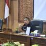 Ketua Komisi B DPRD Kutim, Muhammad Ali saat memimpin RDP terkait masalah kebun kemitraan Anggota Calon Petani Plasma (CPP) Koperasi Unit Daerah (KUD) Batu Lepoq Kecamatan Karangan dan PT Long Bagun Prima Sawit (LBPS), Senin 20 Januari 2025. (dok: caca/katakaltim)