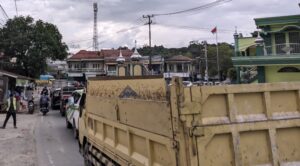 Suasana kemacetan di Simpang Jalan PM Noor dan jalan D.I Pandjaitan, Selasa 21 Januari 2025 (dok: galang/katakaltim)