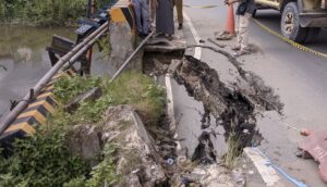 Jalan amblas di PM Noor, Kota Samarinda, Selasa 21 Januari 2025, siang tadi. (Dok: galang/katakaltim)