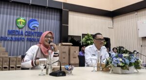 Sekda Kaltim Sri Wahyuni bersama Kadis Kominfo Kaltim Muhammad Faisal saat konferensi pers di Kota Samarinda (dok: galang/katakaltim)