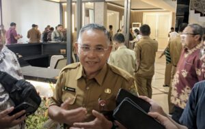 Plt Kepala Dinas Pendidikan dan Kebudayaan (Disdikbud Kaltim), Irhamsyah, saat ditemui di Pendopo Etam, Samarinda, usai mengikuti rakornas produk hukum daerah, Senin 20 Januari 2025 (dok: galang/katakaltim)