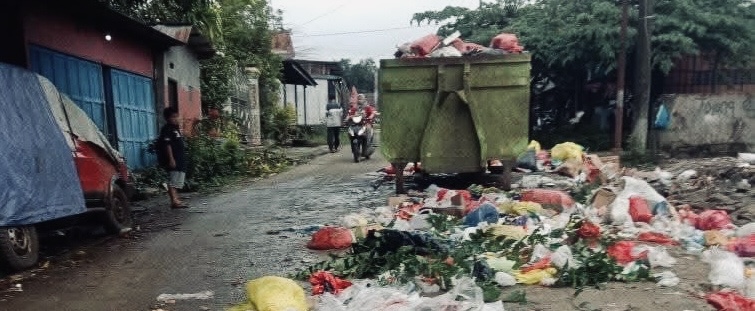 Sampah berserakan di Kampung Linggang Bigung, Kecamatan Linggang Bigung, Kubar, dipotret pada Senin 23 Desember 2024 (Dok: hadi/katakaltim.com)