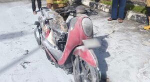 Kebakaran sepeda motor di Jalan MT Haryono, Kecamatan Bontang Utara, Kota Bontang, Sabtu 25 Januari 2025. (Dok: yub/katakaltim)