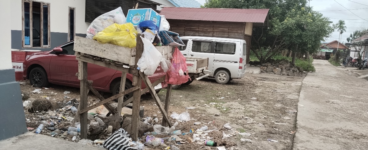 Sampah di di Jalan Mentewenkg Gang Nangka, Barong Tongkok (dok: hadi/katakaltim)