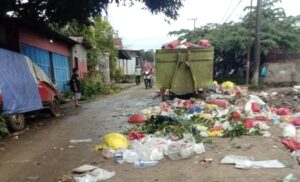 Sampah berserakan di Kampung Linggang Bigung, Kecamatan Linggang Bigung, Kabupaten Kutai Barat. Dipotret pada Senin 23 Desember 2024. Alhamdulillah saat ini pihak DLH telah membersihkannya. (Dok: hadi/katakaltim.com)