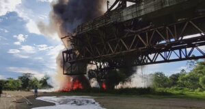 Api melalap gudang yang terletak persis di ujung jembatan Aji Tulur Jangkat (ATJ), Kelurahan Melak Ilir, Kecamatan Melak, Kabupaten Kutai Barat, Sabtu 25 Januari 2025. (Dok: hadi/katakaltim)