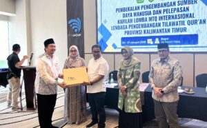 Pj Gubernur Kaltim Akmal Malik (tengah banu putih) bersama Sekda Kaltim Sri Wahyuni (kedua dari kanan) dalam acara Pembekalan Sumber Daya Manusia dan Pelepasan Kafilah Lomba MTQ Internasional LPTQ Kaltim, di De Boekit Villas, Hambalang, Bogor, Minggu 26 Januari 2025. (Dok: hlm/Humas Provkaltim)