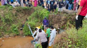 Proses evakuasi mayat seorang pria yang ditemukan di Jalan Untung Suropati KM 8, Tanah Grogot, Kabupaten Paser, Minggu 26 Januari 2025. (Dok: afri/katakaltim)