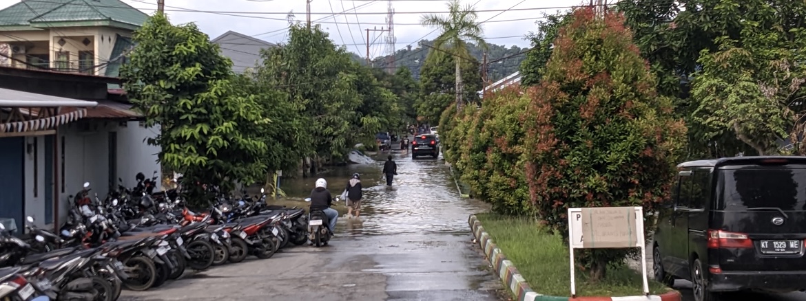 Luapan air di Perumahan Griya Mukti Sejahtera, Tampak masyarakat mengevakuasi kendaraan di jalan-jalan, Rabu (28/1/2025) (Dok: galang/katakaltim)