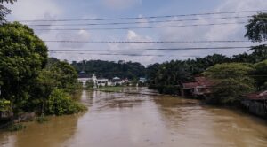 Sungai Karang Mumus di Kota Samarinda meluap. Air telah memasuki rumah-rumah warga. Dipotret pada Rabu 29 Januari 2025, sore (dok: galang/katakaltim)