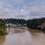 Sungai Karang Mumus di Kota Samarinda meluap. Air telah memasuki rumah-rumah warga. Dipotret pada Rabu 29 Januari 2025, sore (dok: galang/katakaltim)