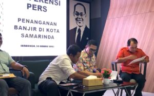 Wali Kota Samarinda Andi Harun saat menggelar konferensi pers terkait masalah penanganan banjir, Kamis 30 Januari 2025, di Kantor Wali Kota Samarinda (dok: ss/live@pemkot.samarinda)