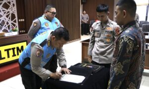 Polda Kaltim laksanakan pengambilan sumpah dan penandatanganan pakta intergritas penerimaan Sekolah Inspektur Polisi Sumber Sarjana (SIPSS) T.A. 2025. (Dok: hilman/katakaltim)