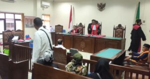 Sidang lanjutan perkara tambang galian C illegal eks Hotel Tirta Jalan A Yani RT 5 Kelurahan Mekarsari, Balikpapan Tengah, Kota Balikpapan, terpaksa ditunda akibat terjadi kericuhan di ruang sidang, Rabu (8/1/2025). (Dok: hilman/katakaltim)