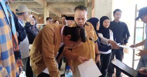 Komisi A DPRD Bontang lakukan sidak pada proyek pembangunan Gedung SDN 002 di Jalan Pontianak 4, Kecamatan Bontang Barat, Kota Bontang, Jumat 10 Januari 2025 (dok: yub/katakaltim)