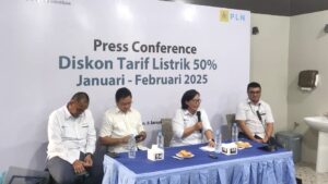 General Manager PLN UID Kaltimra, Maria G.I Gunawan (memegang mikrofon) saat memberikan penjelasan tentang kesiapan PLN Kaltimra dalam mengawal kebijakan diskon listrik 50 persen sebagai bagian dari stimulus ekonomi yang digulirkan oleh pemerintah. Senin (6/1/2025). (Dok: Hilman/katakaltim)