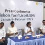 General Manager PLN UID Kaltimra, Maria G.I Gunawan (memegang mikrofon) saat memberikan penjelasan tentang kesiapan PLN Kaltimra dalam mengawal kebijakan diskon listrik 50 persen sebagai bagian dari stimulus ekonomi yang digulirkan oleh pemerintah. Senin (6/1/2025). (Dok: Hilman/katakaltim)