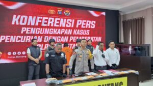 Polres Bontang gelar konferensi pers di Mako Polres Bontang terkait penangkapan pencuri, Senin 13 Januari 2025 (dok: yub/katakaltim)