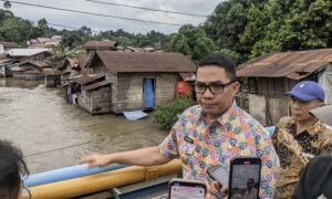 Wali Kota Samarinda, Andi Harun, saat meninjau pemukiman warga di bantaran sungai Karang Mumus, Kampung Baru Permai, Kamis 30 Januari 2025 (dok: galang/katakaltim)