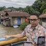 Wali Kota Samarinda, Andi Harun, saat meninjau pemukiman warga di bantaran sungai Karang Mumus, Kampung Baru Permai, Kamis 30 Januari 2025 (dok: galang/katakaltim)