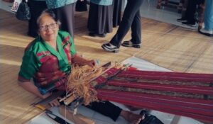 Nenk Aina, sang penenun kain tradisional di Barong Tongkok, Kabupaten Kutai Barat (dok: hadi/katakaltim)