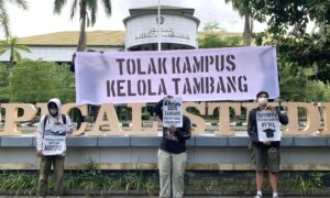 Aksi simbolik menolak revisi UU Minerba tentang pemberian wewenang kampus mengelola wilayah izin usaha tambang (WIUP) oleh Aliansi Aksi Kamisan Kaltim bersama Xr Bunga Terung Kaltim dan HMPS Fkip Unmul, Rabu 29 Januari 2025 (dok: galang/katakaltim)