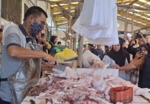 Pedagang ayam di Pasar Induk Kutim (dok: caca/katakaltim)