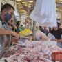 Pedagang ayam di Pasar Induk Kutim (dok: caca/katakaltim)