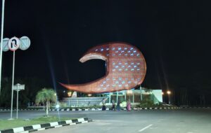 Penampakan Tugu Bulan Sabit Kutim pada malam hari, yang disebut warga mirip helm. (dok: caca/katakaltim)