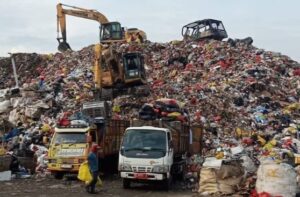 Tumpukan sampah yang berada di TPA Manggar Balikpapan yang juga merupakan bagian dari Balikpapan Waste Management Control Room, Jumat (7/2/2025). (Dok: hlm/katakaltim)