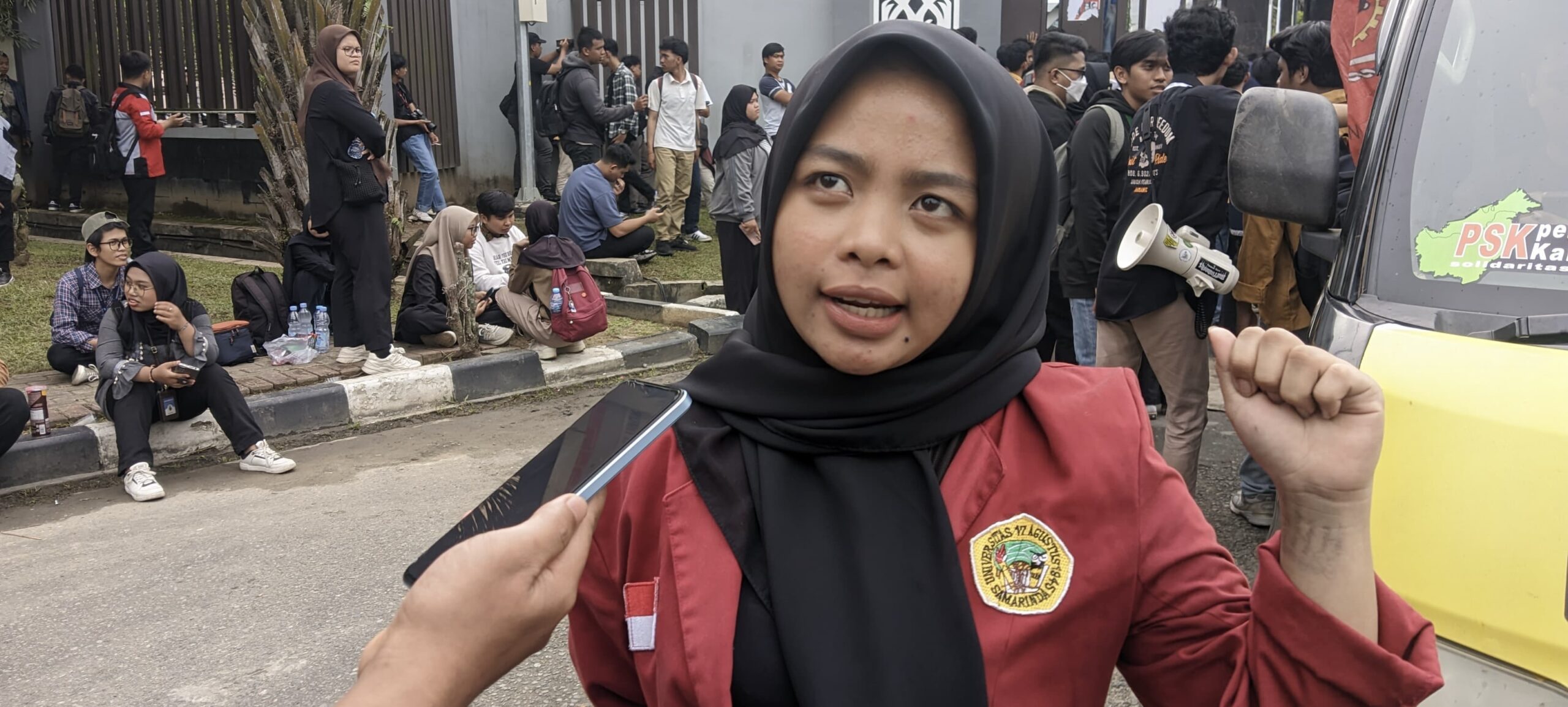 Humas Aliansi Mahakam, Andi Mauliana Muzakkir, saat diwawancarai di sela-sela aksi berlangsung.