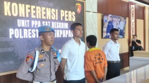 Pelaku rudapaksa anak di bawah umur berinisial S (47) warga Balikpapan yang sehari-hari bekerja sebagai tukang bakso saat dibawa ke Unit PPA Satreskrim Polresta Balikpapan, Senin (10/2/2025). (Dok: hlm/katakaltim)