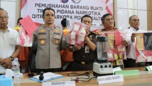 Ditreskob Polda Kaltim memusnahakan sebanyak barang bukti narkotika berupa 488,9 gram sabu dan 157 butir pil ekstasi. Kamis 6 Februari 2025. (Dok: hlm/katakaltim)