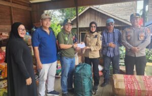 Legislator Kutim, Prayunita Utami (ketiga dari kanan) saat memberikan bantuan bagi korban kebakaran di Batu Ampar, 5 Februari 2025. (dok: caca/katakaltim)