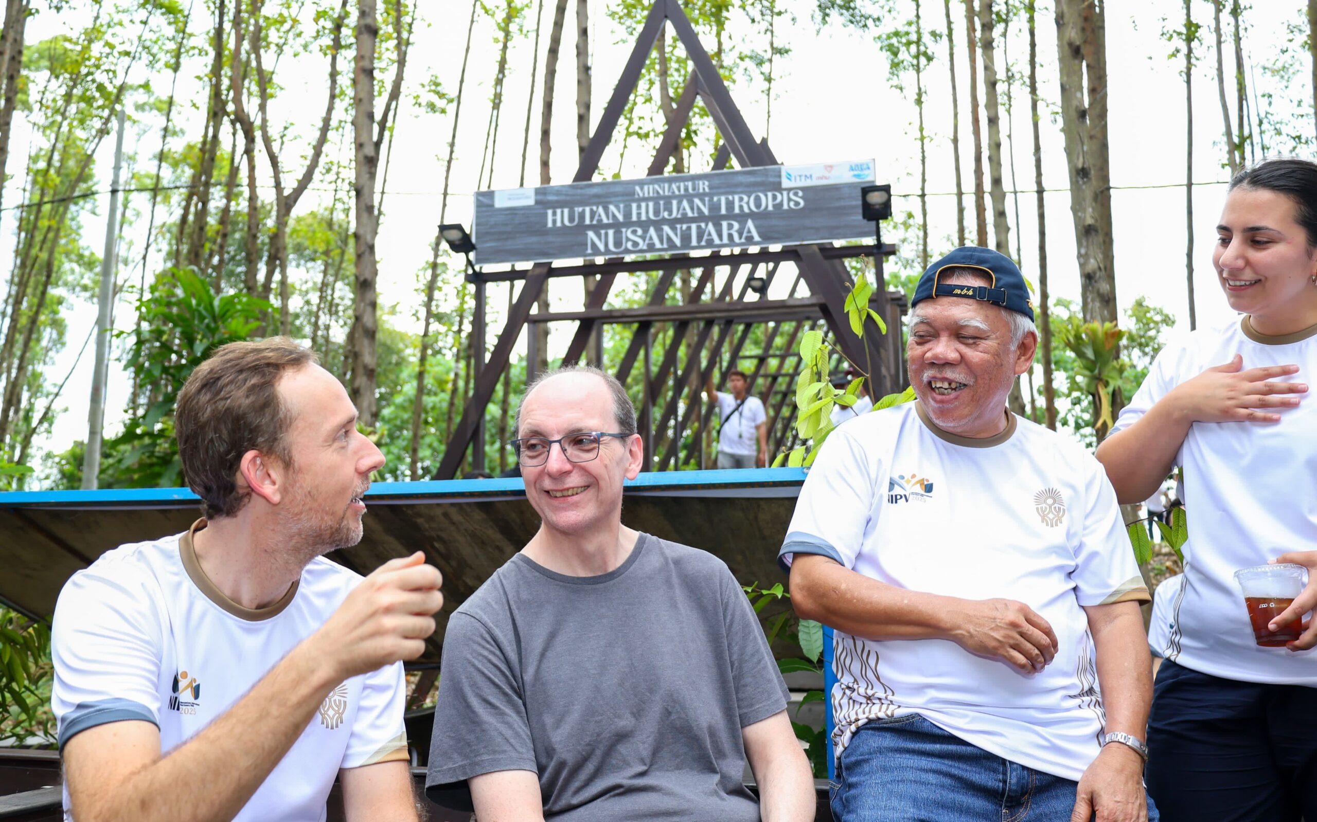 Basuki Hadimuljono (kedua dari kanan) bersama duta besar negara sahabat Indonesia, sedang menikmati Miniatur Hutan Hujan Tropis IKN. (dok: otoritaikn)