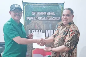 Dewan Pimpinan Nasional (DPN) Masyarakat Pertambangan Indonesia (MPI), Alim Ngabalin (kanan) memberikan mandat kepada Arfan sebagai Ketua DPD MPI Kalimantan Timur (dok:ist)