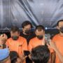 Pelaku Pencurian AC Outdoor, FS (29), MF (32) dan AS (56), saat konfrensi pers di halaman Kantor Polresta Samarinda, Rabu (5/2/2025). (Dok: galang/katakaltim)