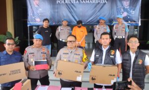 Kapolresta Samarinda, Kombes Pol. Hendri Umar, saat melakukan Konferensi Pers kasus pencurian alat elektronik Bawaslu, di pekarangan kantor Polresta Samarinda, Rabu 5 Februari 2025 (dok: galang/katakaltim)