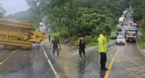 Macet parah di Jalan Poros Samarinda-Bontang KM 80 pada Kamis 6 Februari 2025 (dok: Humas Polres Bontang)