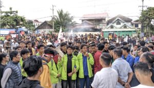 Tolak Kampus Kelola Tambang, Aliansi Mahakam menggelar aksi unjuk rasa di depan Kantor DPRD Kaltim, Kamis 6 Februari 2025 (dok: galang/katakaltim)