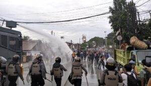 Aparat kepolisian membubarkan massa aksi menggunakan water cannon di depan Kantor DPRD Kaltim pada Kamis 6 Februari 2025 (dok: galang/katakaltim)